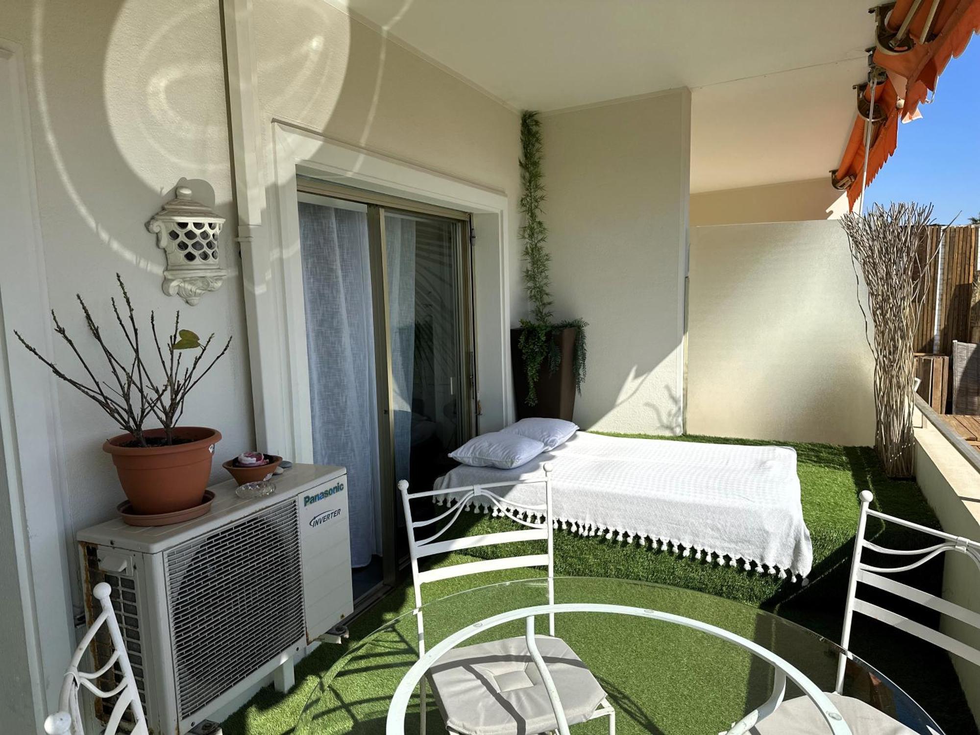 Studio Front De Mer A 10Metres De La Plage Villeneuve-Loubet Exterior photo