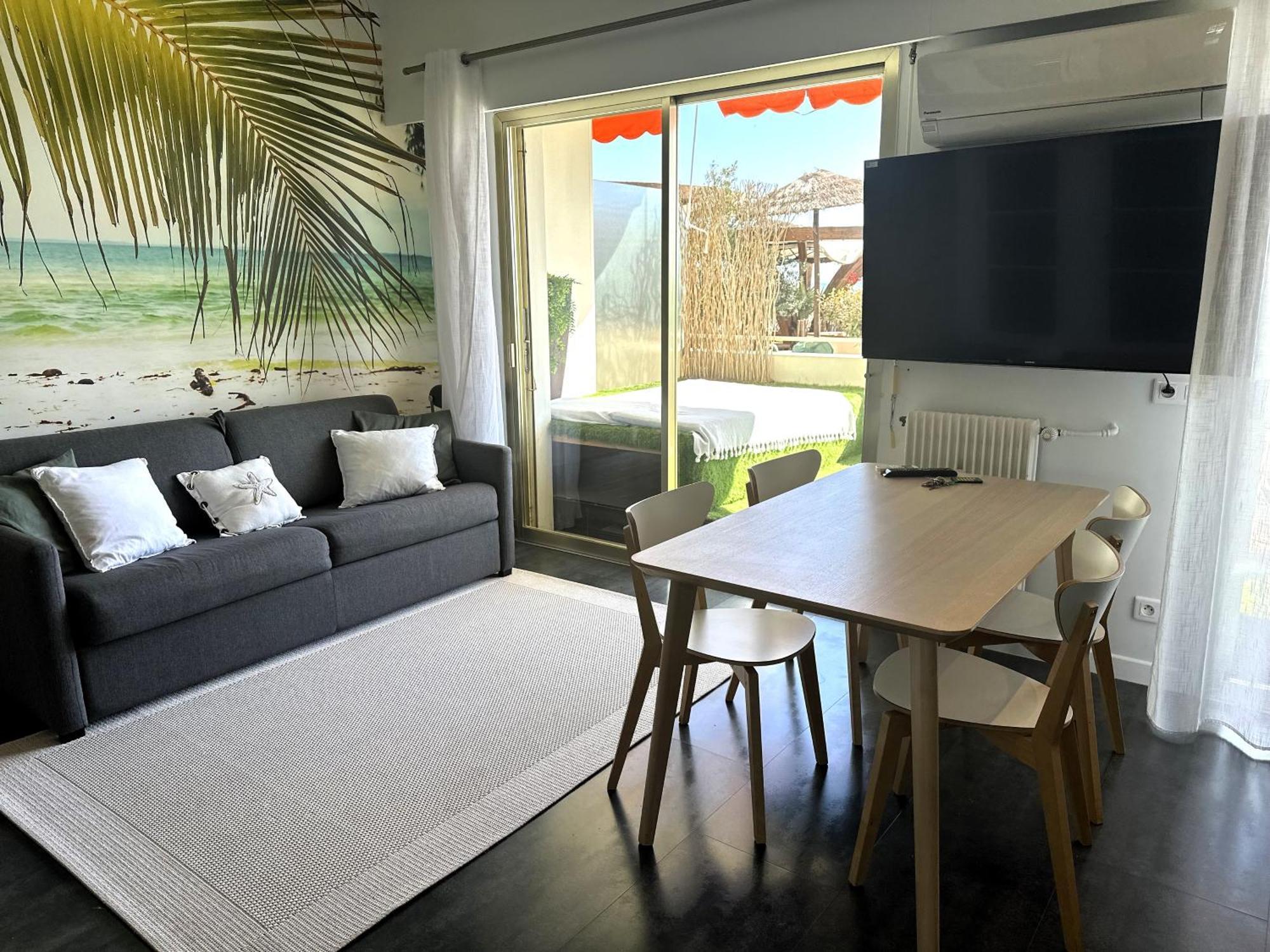 Studio Front De Mer A 10Metres De La Plage Villeneuve-Loubet Exterior photo